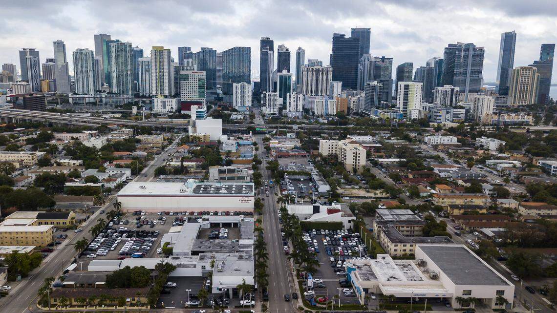 La mayoría de los hogares de Miami-Dade están sobrecargados de gastos, según un nuevo informe. Arriba: Vista aérea de 8 Street en La Pequeña Habana, cerca de Southwest 7 Avenue, el lunes 6 de abril de 2020.