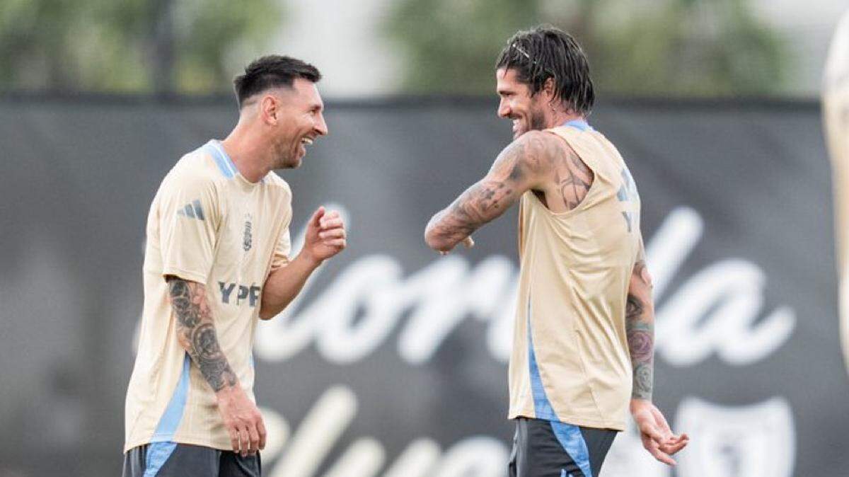 Foto de archivo. Lionel Messi (izquierda) entrena con la selección argentina junto con Rodrigo De Paul en las instalaciones del Inter Miami en Fort Lauderdale.