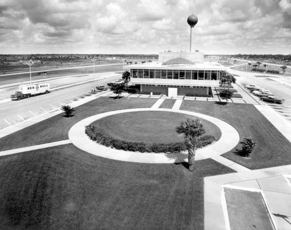 A turnpike service plaza in the early days.