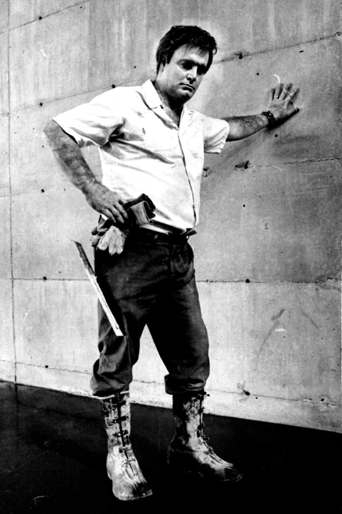 Figure of a “Workman” by Duane hanson, Starting with bandage and plaster casts taken from real people, Hanson applies a mixture of polyester resin, talc and fiberglass to fill out body contours and to create subtle facial features, wrinkles and skin textures. He glues real hair to heads and arms, then dresses figures in appropriate clothing.