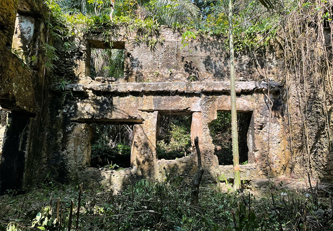 One wall of the Praia Melão estate.