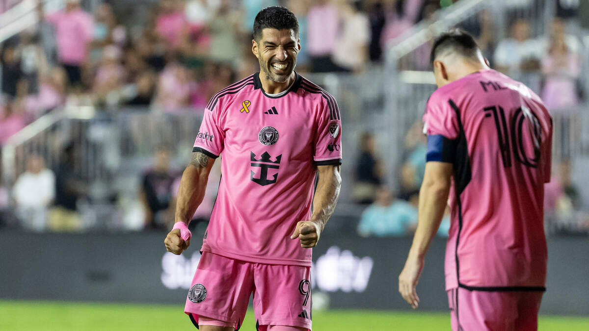 Los delanteros del Inter Miami Luis Suárez (izq.) y Lionel Messi celebran un gol ante el Philadelphia Union, en el partido celebrado el 14 de septiembre de 2024 en el Chase Stadium en Fort Lauderdale, Florida.