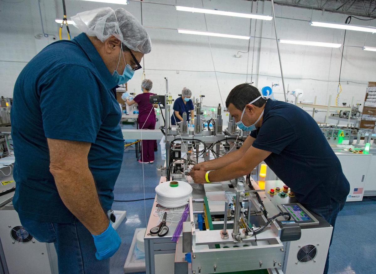 Empleados de DemeTECH trabajan en la linea de producción en una de sus instalaciones donde se fabrican mascarillas, en una imagen del miércoles 21 de octubre de 2020, en Doral, Florida.