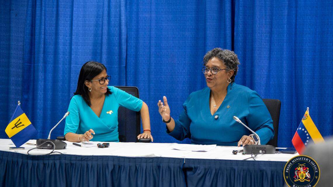 La presidenta interina de Venezuela, Delcy Rodríguez (a la izquierda), se reúne con la primera ministra de Barbados, Mia Mottley, durante una visita al Caribe Oriental los días domingo 26 y lunes 27 de abril de 2026. La visita desató posteriormente una controversia, al parecer debido a un obsequio de Rodríguez.