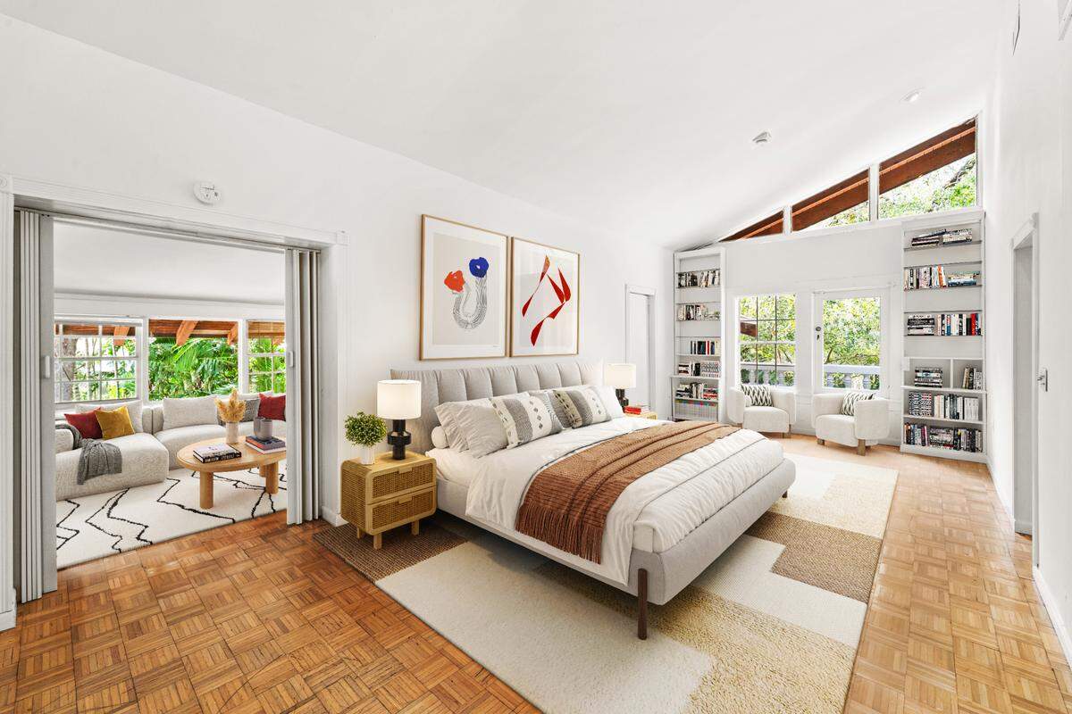 La antigua residencia de Ruth Greenfield tiene cinco dormitorios, uno de los cuales se muestra en la foto.