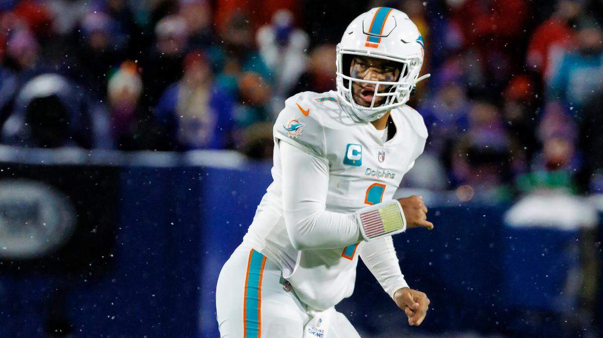 El quarterback Tua Tagovailoa (1), en acción durante el último cuarto de un partido de la NFL contra los Buffalo Bills en el Highmark Stadium el sábado 17 de diciembre de 2022 en Orchard Park, Nueva York.