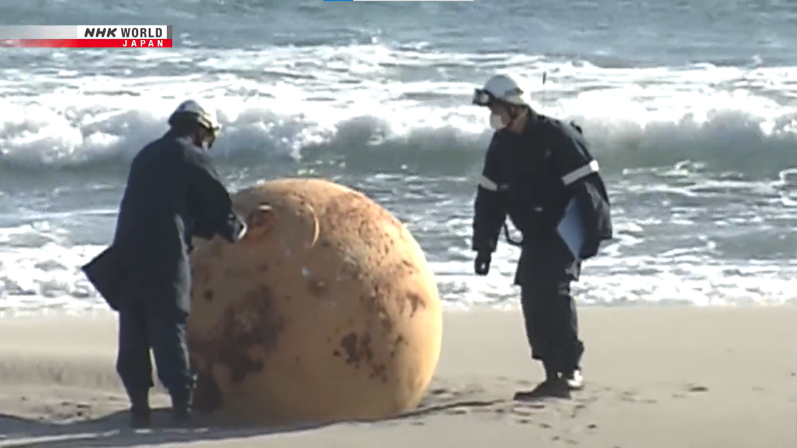 A large metal ball washed up on Enshu Beach by Hamamatsu City. Thinking it might be explosive, police investigated but did not know what it was.