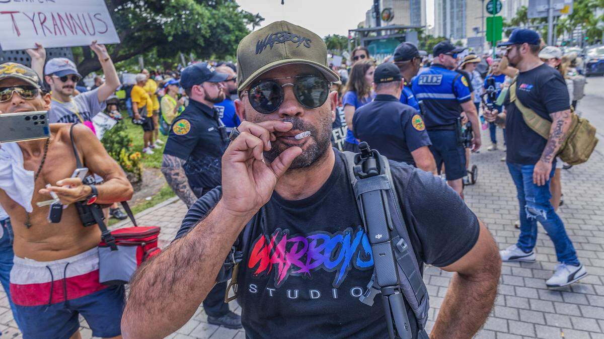 Foto de archivo de Enrique Tarrio, ex líder de los Proud Boys, durante la protesta de “No Kings” (Día Sin Reyes), en el downtowm Miami, el 18 de octubre de 2025. Tarrio dijo que aspira recibir millones de dólares del fondo del presidente Trump para los condenados por los sucesos del 6 de enero y que luego fueron indultados por él. 