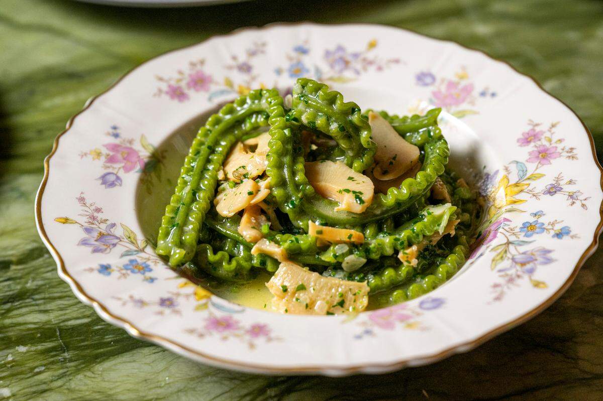 En lugar de las tradicionales almejas, el chef Niven Patel usa caracolas de Bahamas con pasta en el plato mafaldine de Erba.