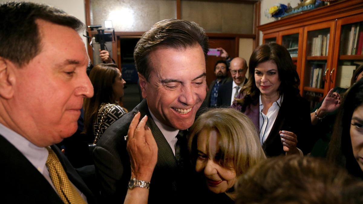 El candidato Alex Díaz de la Portilla celebra su victoria en la segunda vuelta de las elecciones para el Distrito 1 de la Ciudad de Miami con su familia y amigos, incluido el comisionado Joe Carollo, a la izquierda, en Miami, el martes 19 de noviembre de 2019.