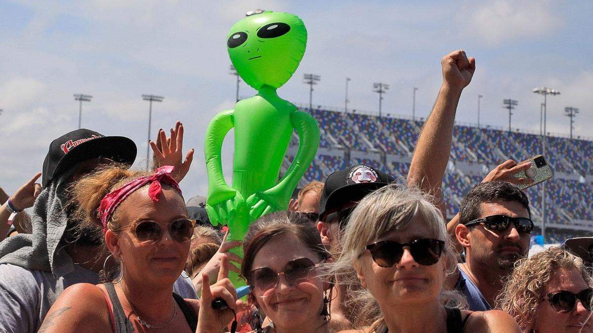 Welcome to Rockville fans holds up aliens during ZERO 9:36 performance at Daytona International Speedway.