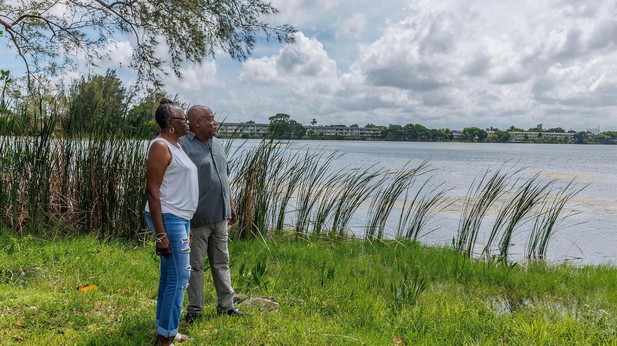Moyel McKnight y Anthony Johnson son vecinos en Silver Blue Lake, en las afueras de Miami, donde un urbanizador quiere rellenar una parte de la antigua cantera y construir complejos de apartamentos. Los dos propietarios se oponen al proyecto. Fueron fotografiados el martes 29 de agosto de 2023.