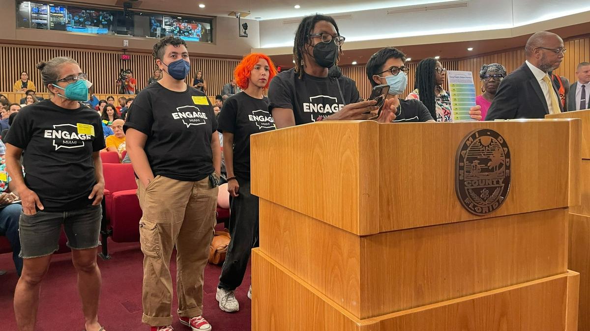 Z Spicer, organizador de Engage Miami, exhorta a los comisionados de Miami-Dade a mirar a largo plazo e invertir para abordar el cambio climático y otras necesidades. Otros miembros del grupo activista apoyaron a Spicer en la audiencia final para el presupuesto 2024, el jueves 21 de septiembre de 2023.