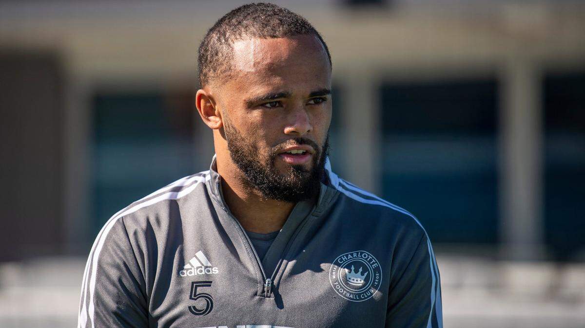 Anton Walkes, jugador del Charlotte FC, habla con los medios tras una sesión abierta de entrenamiento en el Bank of America Stadium el 10 de febrero de 2022 en Charlotte, Carolina del Norte. Walkes falleció el 19 de enero de 2023, al día siguiente de sufrir un accidente de barco frente a Virginia Key, en el Miami-Dade.