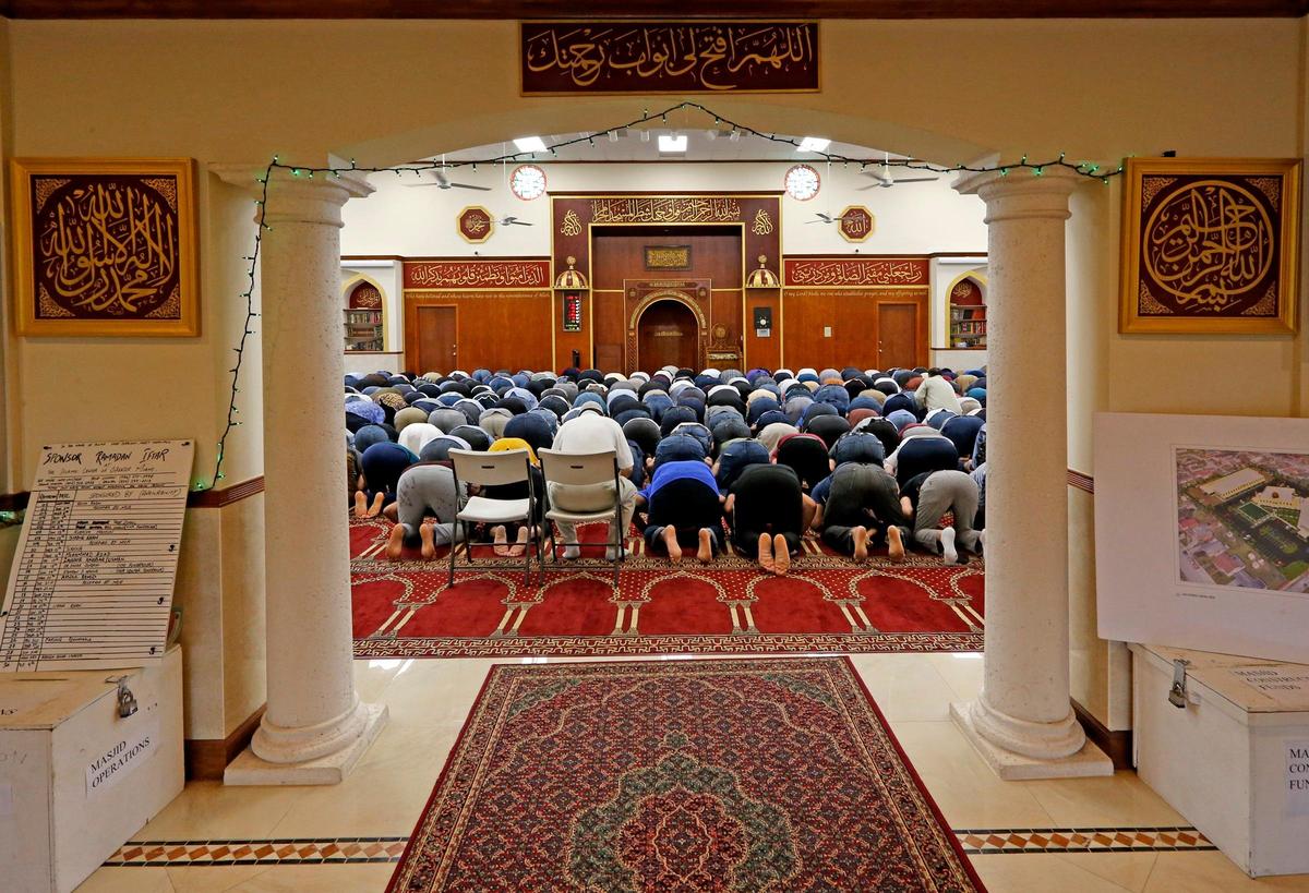 Los devotos musulmanes oran con humildad y profesan su credo en Miami. Se preparan para el Ramadán, el mes sagrado del calendario islámico.
