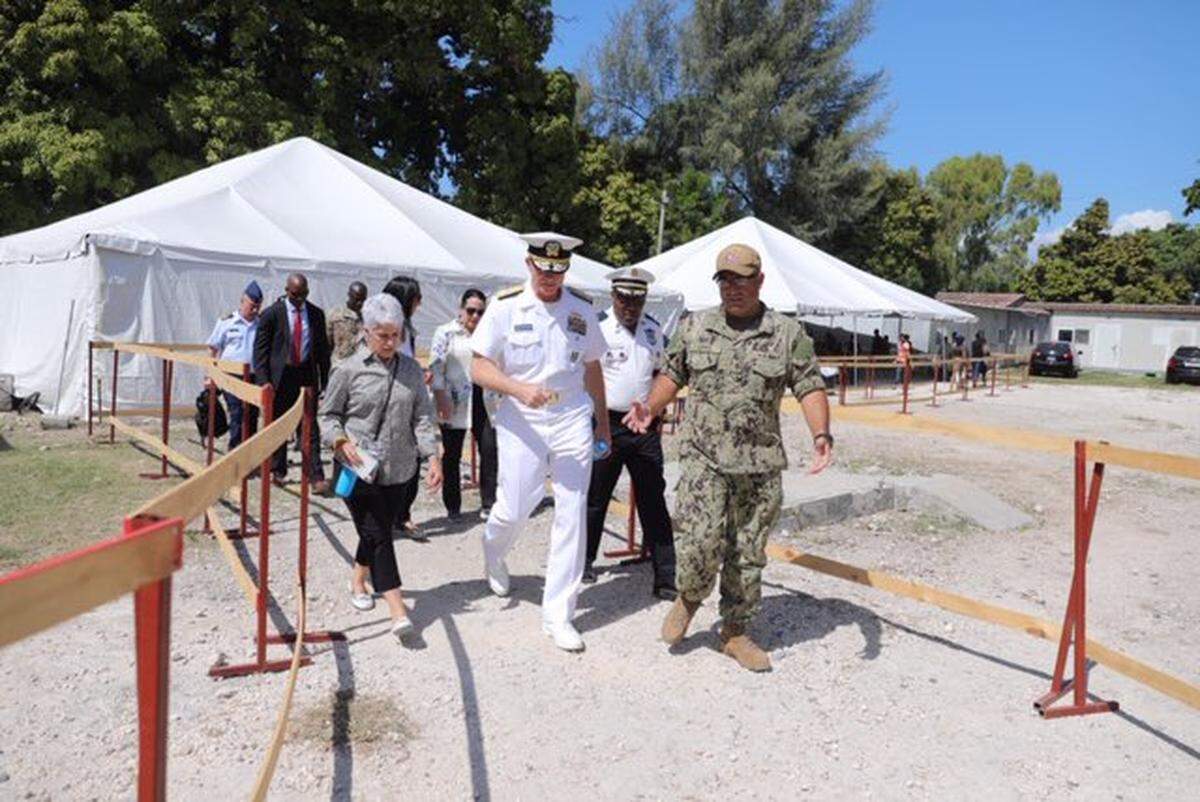 El almirante Craig Faller, jefe del Comando Sur de Estados Unidos, visita el barco hospital estadounidense USNS Comfort en Haití, en una imagen del 7 de noviembre de 2019. Haití fue la escala final de la misión de cinco meses del Comfort a 12 naciones para ofrecer asistencia médica.