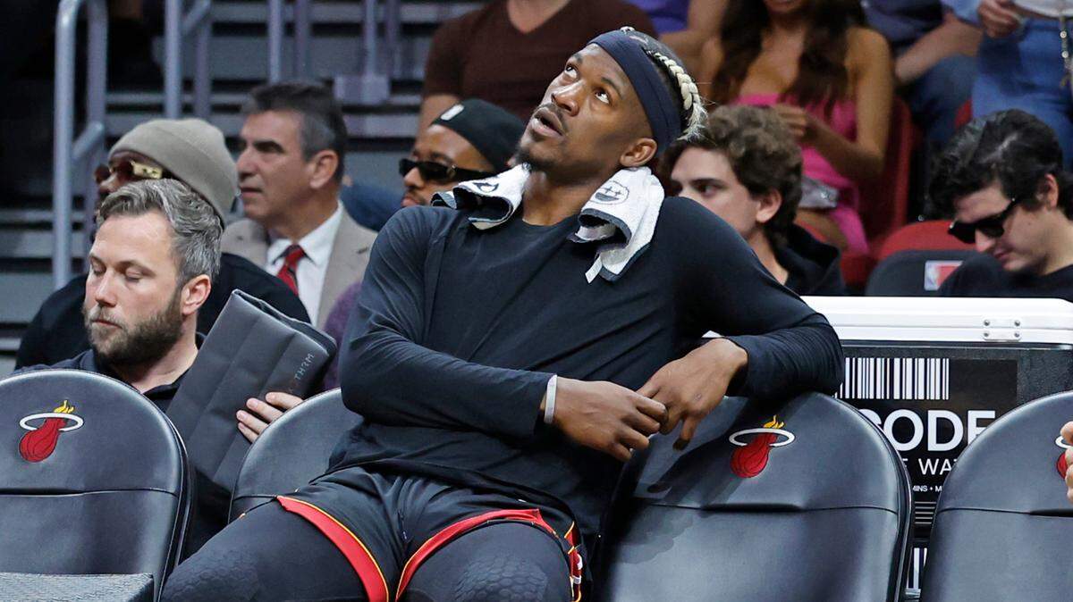 El delantero del Heat, Jimmy Butler, observa desde el banco el partido de su equipo ante los Spurs de San Antonio, el 19 de enero de 2025 en el Kaseya Center en Miami, Florida. 
