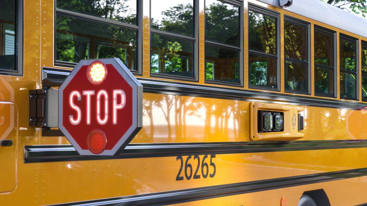 Las cámaras de alta resolución instaladas en todos los autobuses escolares de Miami-Dade se activan cuando se extiende el brazo de parada. La lente puede leer los números de placa de los vehículos que pasan a una distancia de hasta ocho carriles.