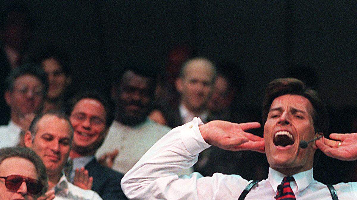 Anthony Robbins motivates the crowd.