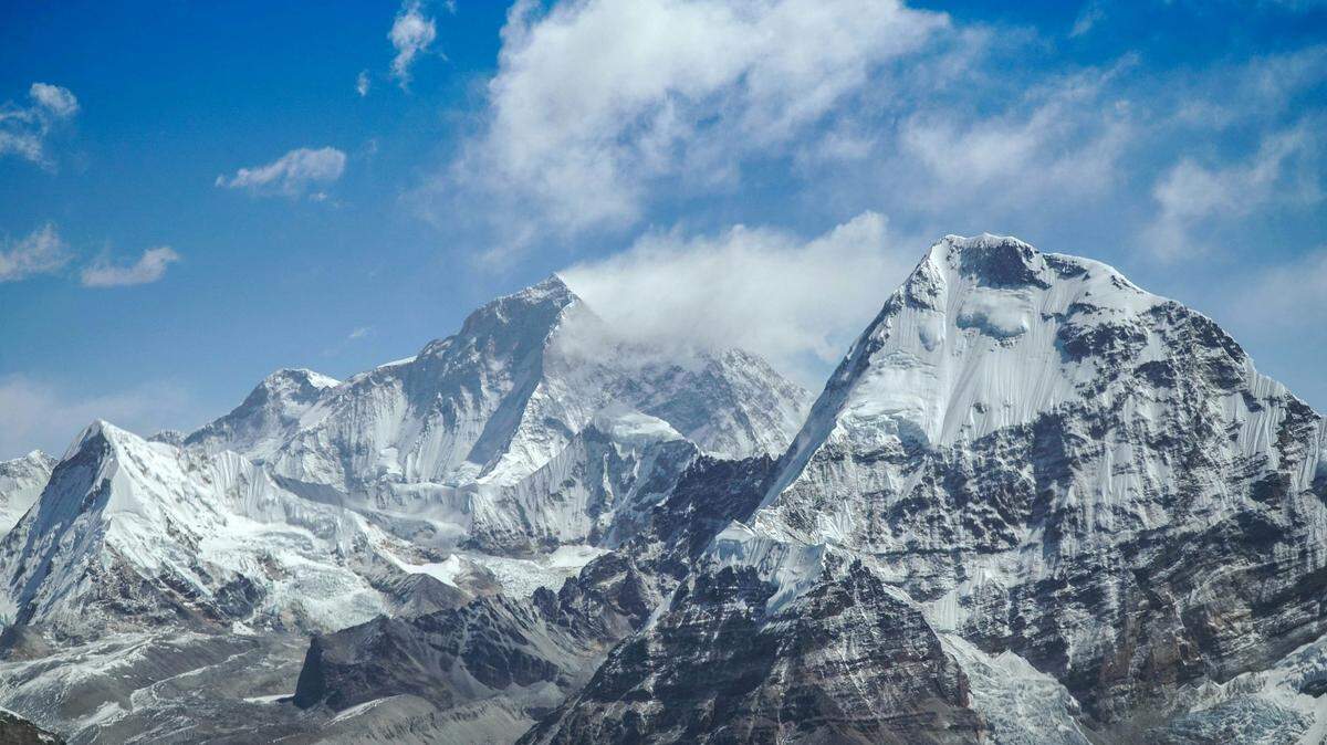 The elusive mountain predator typically calls the peaks of central Asia home, but their population is dwindling.