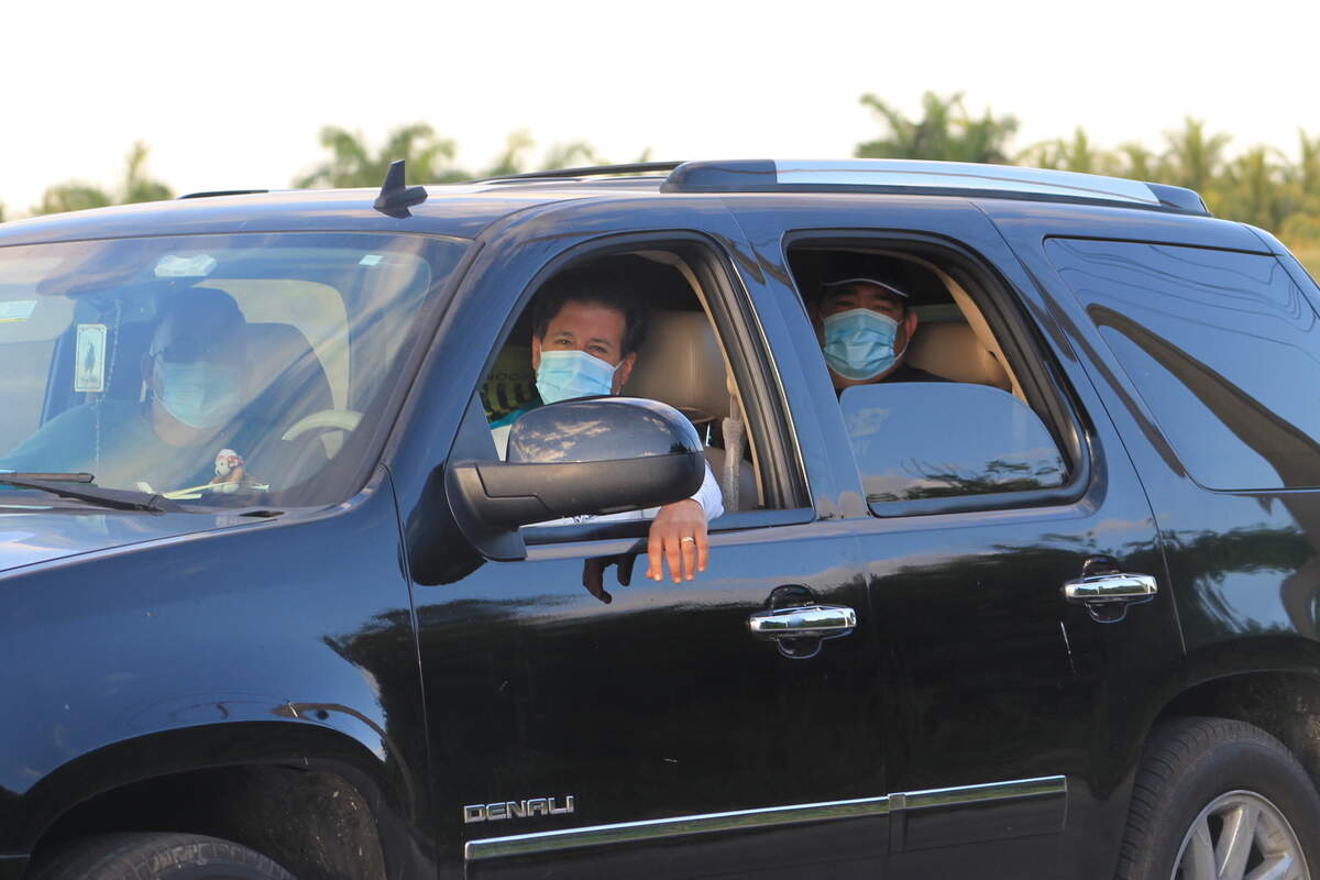 Livan Cordosa y sus amigos formaban parte de una larga cola para ingresar a Blackpoint Marina el sábado por la mañana, 2 de mayo de 2020.
