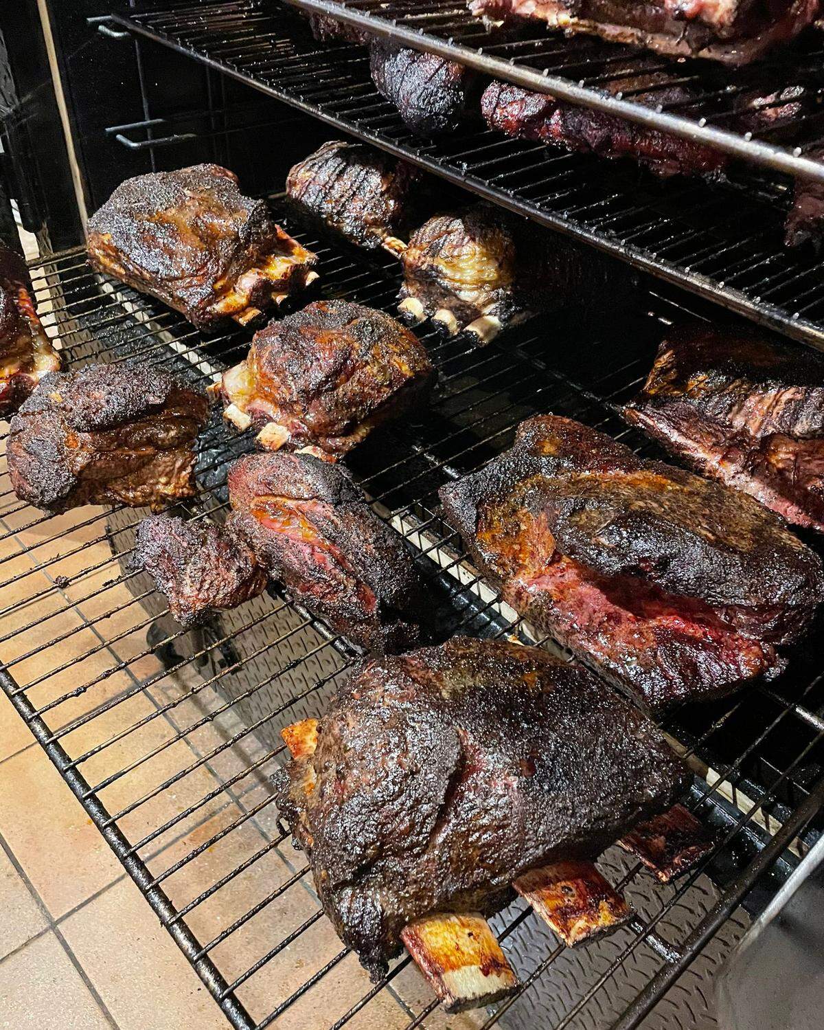 Smoked beef ribs are among the menu highlights at the new kosher Izzy’s Brooklyn Smokehouse in Aventura.