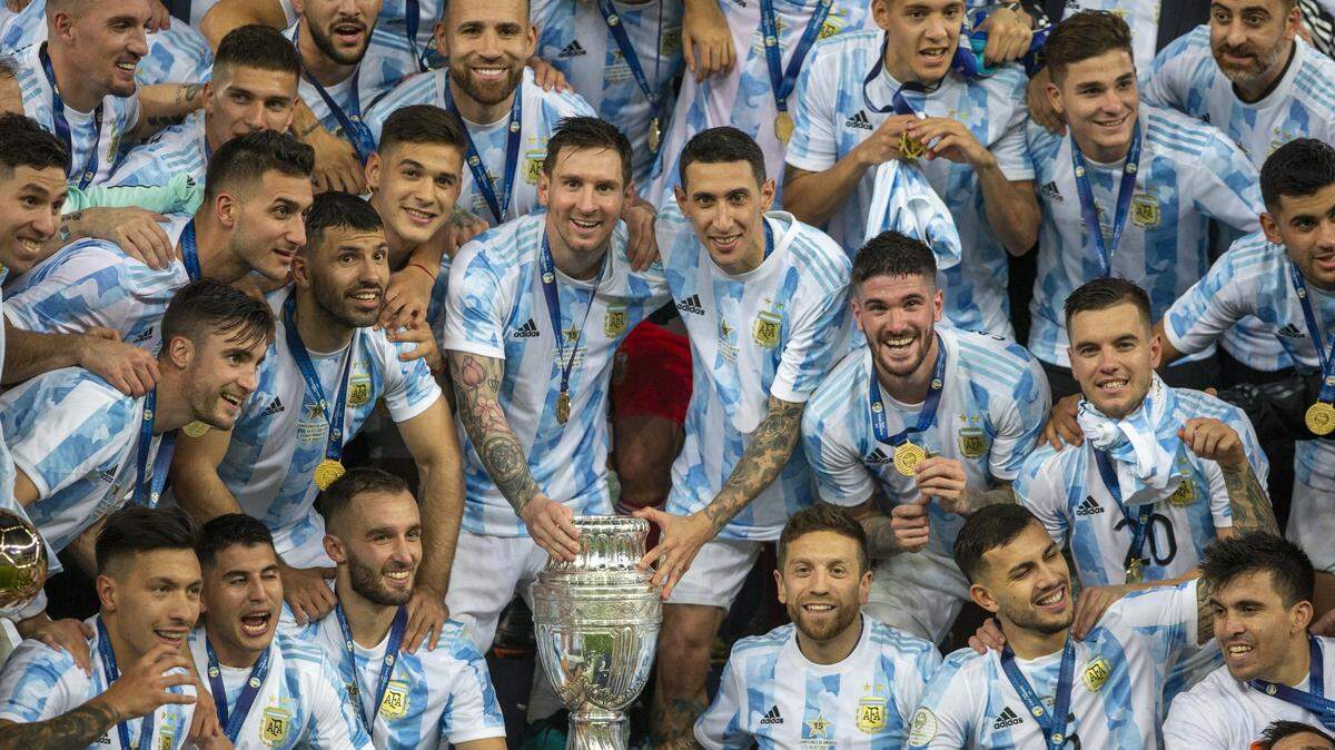 Maracana Stadium Argentina celebrate with trophy after winning the final of Copa America 2021 a football match between Argentina and Brazil 1-0 with the winning goal being scored by Angel di Maria, final was held at the Maracana Stadium in Rio de Janeiro, RJ, Brazil on Saturday July 10th 2021.