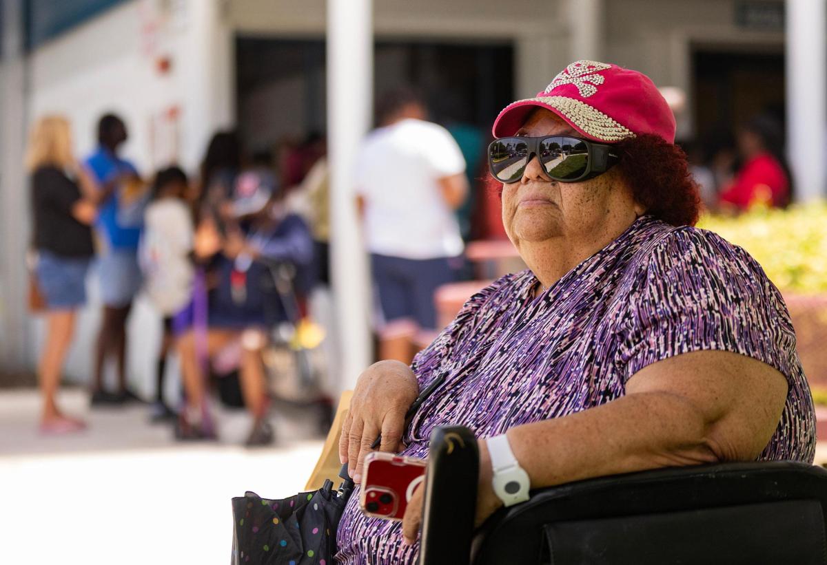 Lorna Weir posa afuera del Annie L. Weaver Health Center, en Pompano Beach, Florida, el jueves 20 de julio de 2023. Weir intentó inscribirse en LIHEAP, un programa de asistencia para las facturas de electricidad, pero le faltaba alguna información necesaria para inscribirse.