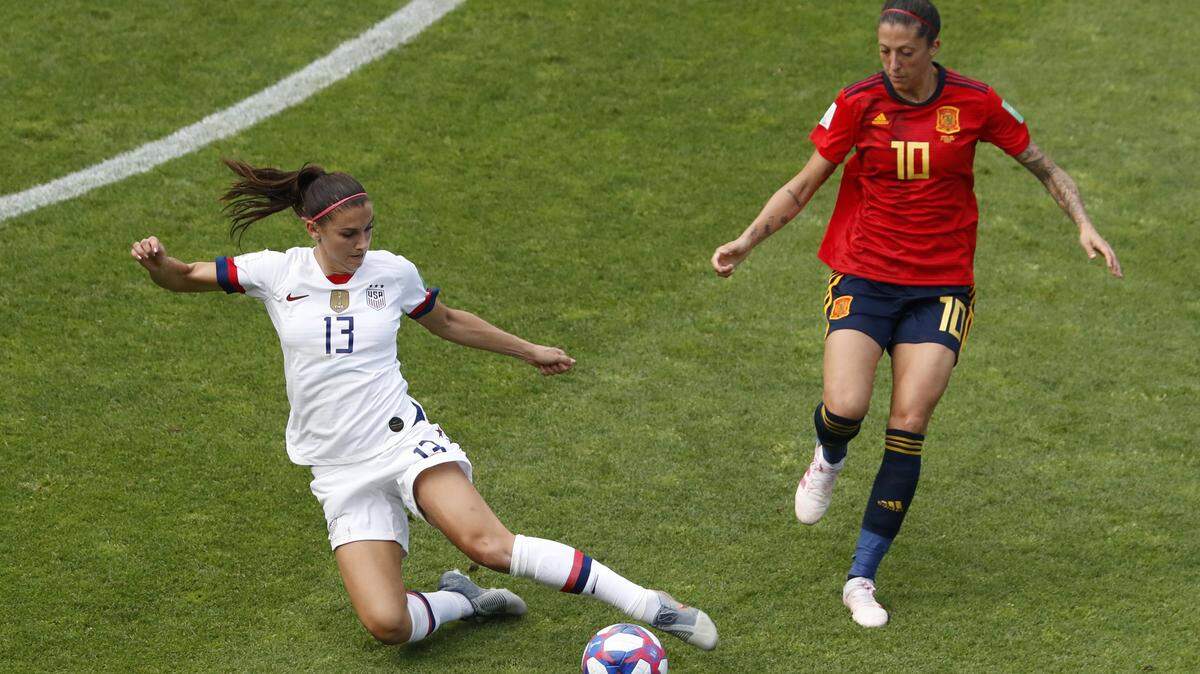 La centrodelantera de Estados Unidos Alex Morgan Izq.) disputa el balón con la española Jennifer Hermoso el 24 de junio en Reims, Francia, por el Mundial femenino.
