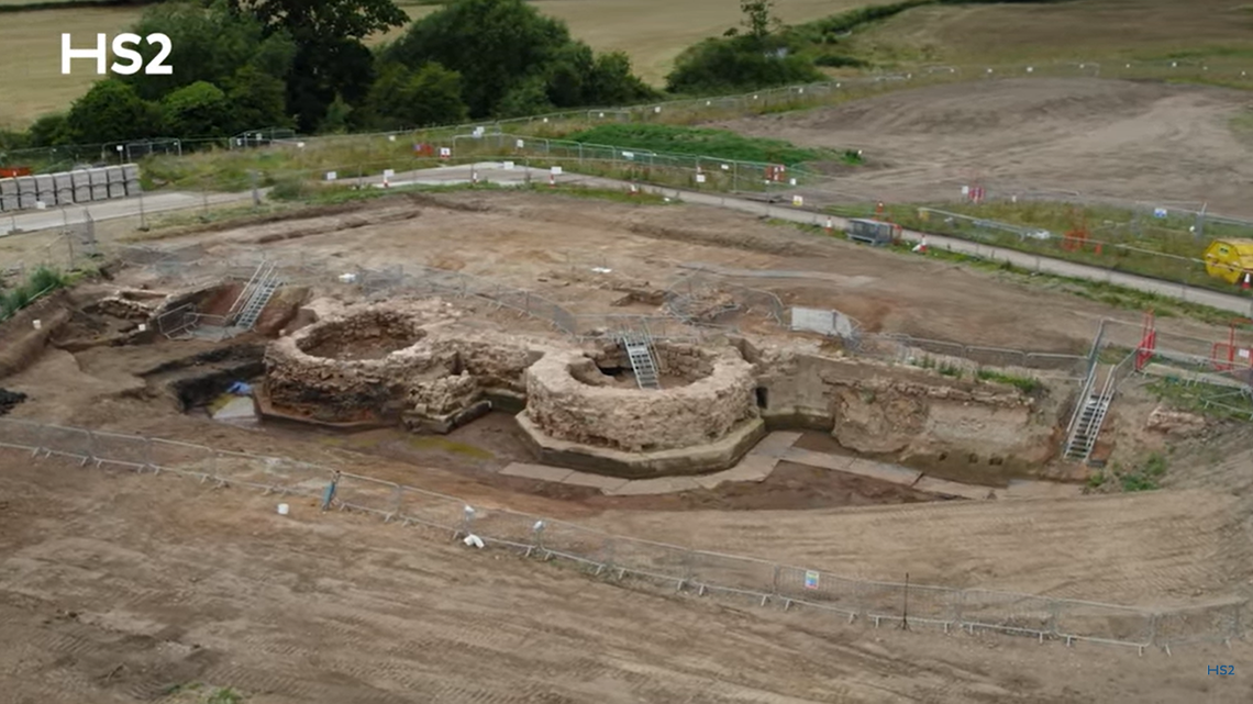 Archaeologists in Coleshill excavated a medieval manor and uncovered a gatehouse, possibly linked to the English Civil War, photos show.