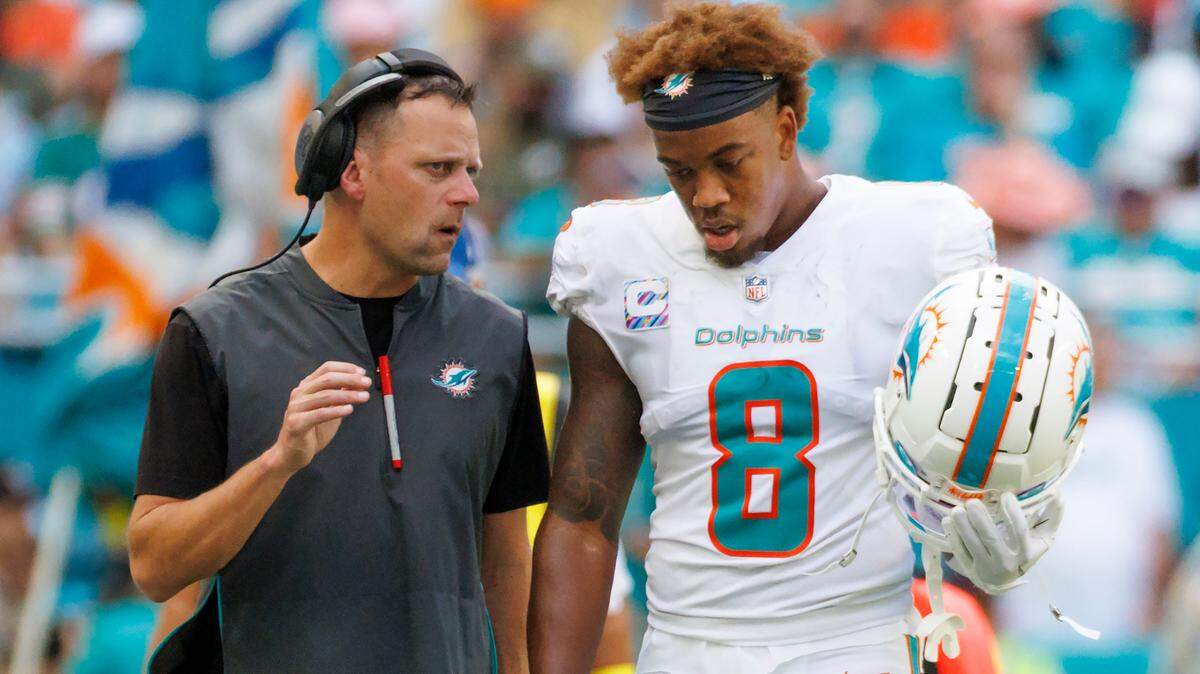 El coordinador defensivo de los Dolphins, Josh Boyer, habla con el safety Jevon Holland antes del inicio del último cuarto del partido contra los Vikings de Minnesota, celebrado el 16 de octubre de 2022 en el Hard Rock Stadium, en Miami Gardens, Florida.