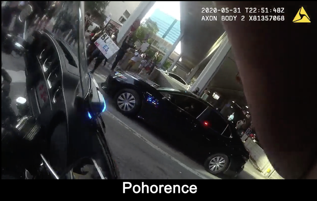 Una cámara corporal que llevaba el agente Steven Pohorence muestra el momento en que la agente Stylianee Hayes denuncia que unos manifestantes saltan sobre la cajuela de su Toyota Camry negro. No se ve a nadie cerca del vehículo.
