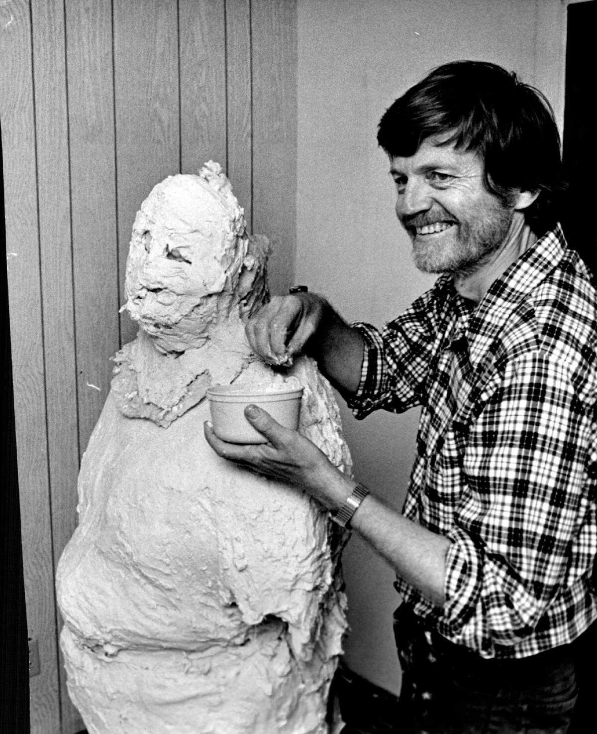 Duane Hanson at work in 1977.