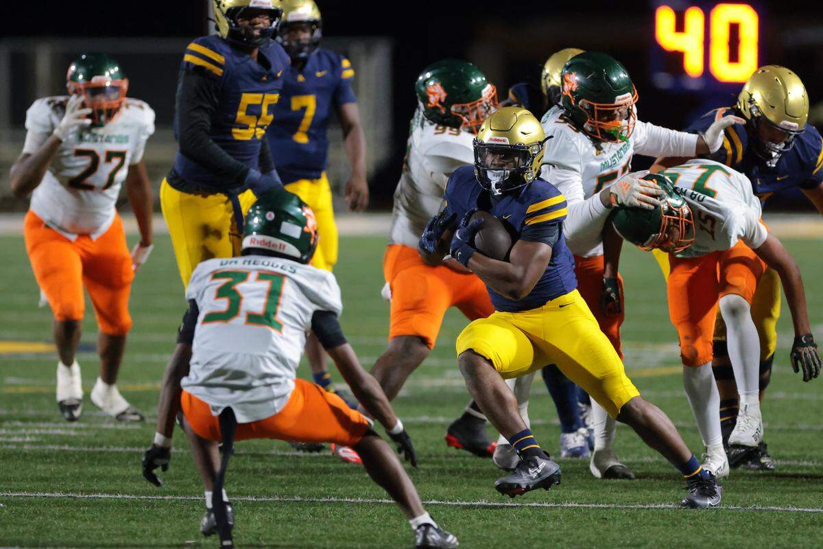 St. Thomas Aquinas running back Jaden Desir (3) carries the football against McArthur during the fourth quarter of a Region 4-5A final football playoff game at St. Thomas Aquinas High School on Friday, Nov. 28, 2025, in Fort Lauderdale, Fla. 