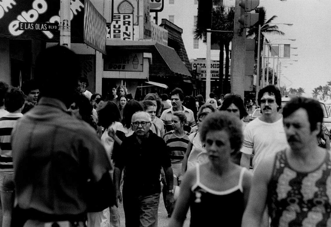 Strollers on the sidewalk at the corner of Las Olas and A1A in 1979.