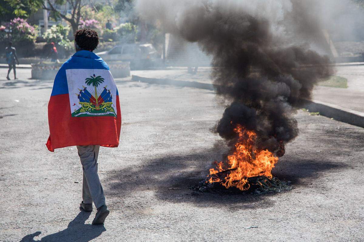 Proestes clashed with police in several cities in Haiti Sunday as the demanded the departure of their president. Haitian authorities said they had foiled an attempt to kill President Jovenel Moise and overthrow the government, as a dispute rages over when his term ends. The plot was an “attempted coup d’etat,” according to Justice Minister Rockefeller Vincent, with authorities saying at least 23 people have been arrested, including a top judge and an official from the national police.