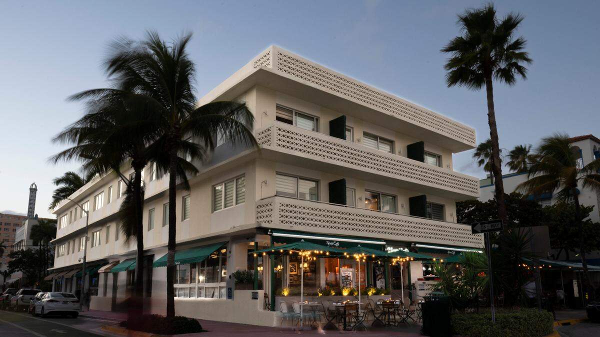 News Café has reopened on Ocean Drive in Miami Beach.