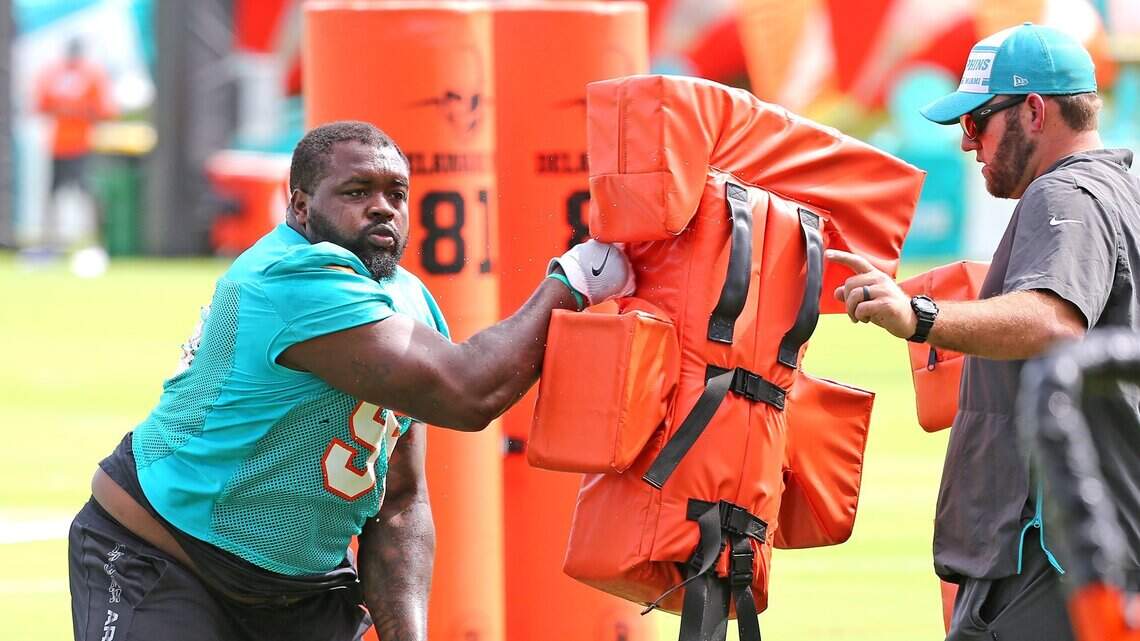 Dolphins add DL depth by reuniting with Benito Jones, re-signing Da’Shawn Hand
