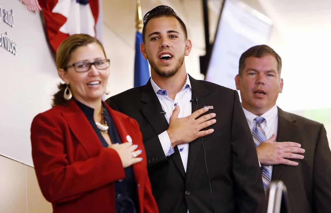 Miami, April 24, 2015 - Servicio de Ciudadanía e Inmigración de los Estados Unidos llevará a cabo una ceremonia de ciudadanía especial donde lanzador Marlins, José Fernández, se convertirá en ciudadano de los EE.UU. Fernandez, natural de Cuba también será el orador principal durante el evento que naturalizar otros 140 residentes del sur de la Florida. Jose Fernandez (center) pledges alliance to the flag as as citizen of the U.S.. To the left is Tina Ashley of the USCIS and to the right is Steve Koch, Deputy District Director, USCIS