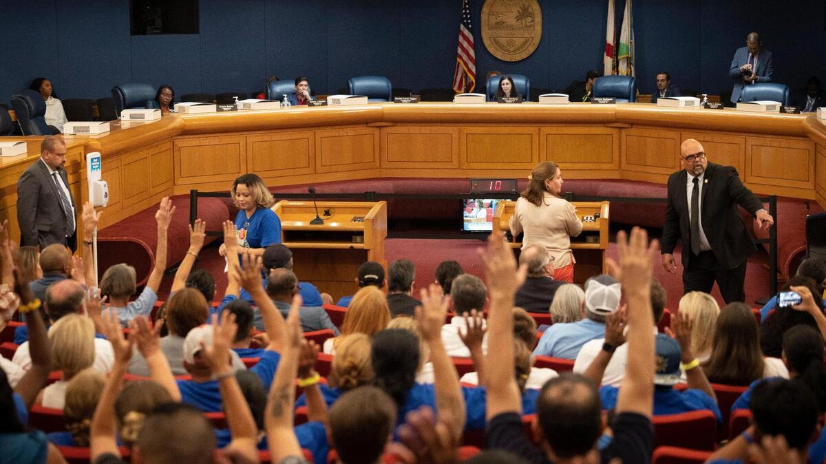 Una ordenanza controversial puede llenar la cámara de la Comisión de Miami-Dade. Cuando alguien toma el micrófono, ¿se le paga? Eso es difícil de demostrar a menos que los oradores se inscriban para cabildear o digan públicamente que se les ofreció una compensación por estar allí.