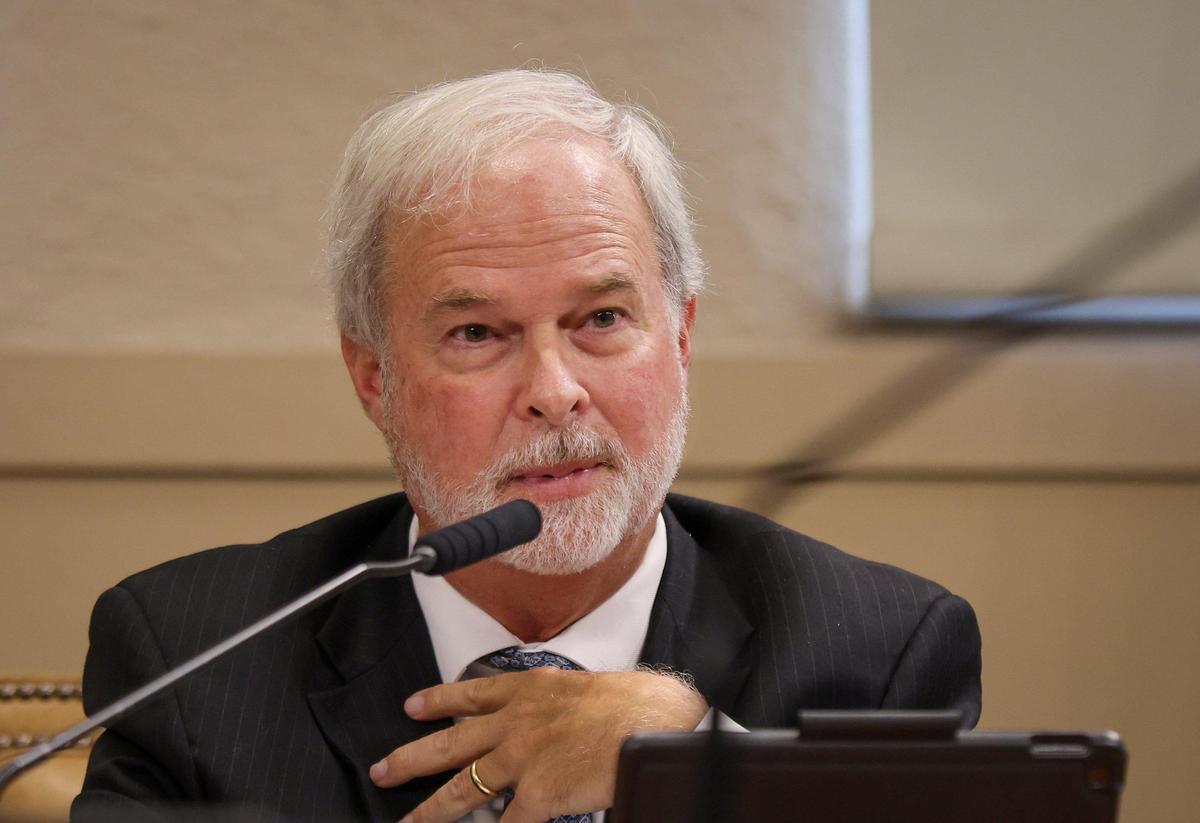El comisionado de Coral Gables Kirk Menéndez en la reunión de la Comisión de Coral Gables en el Ayuntamiento, el martes 26 de septiembre de 2023. Menéndez estuvo a favor de un aumento del 78% a los salarios de los comisionados.