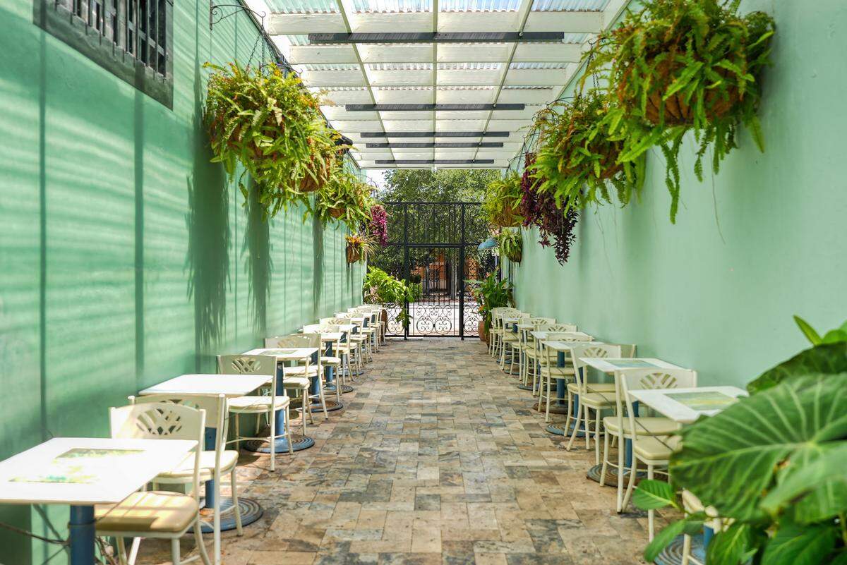 La nueva zona de patio, La Paseo, en el renovado Hoy Como Ayer de La Pequeña Habana.