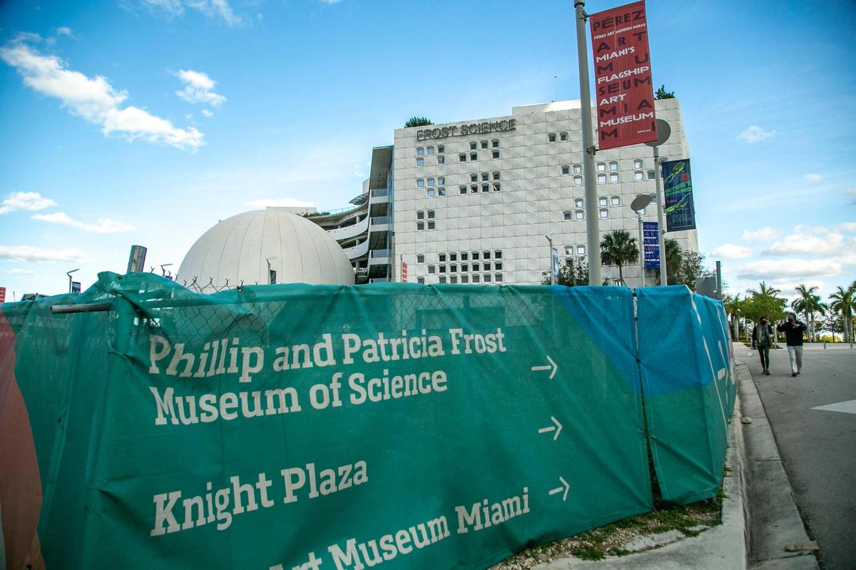A fenced vacant lot once used for construction staging sits on Biscayne Boulevard in front of the Frost Science Museum at the entrance to Maurice A. Ferré Park more than two years after all work was completed. The fence wrap has the only sign directing visitors to the science museum and the adjacent Pérez Art Museum Miami. Developer and philanthropist Jorge Pérez, after whom the art museum is named, called the lot “shameful” and is offering to pay half the cost of beautifying it and installing a permanent sign.