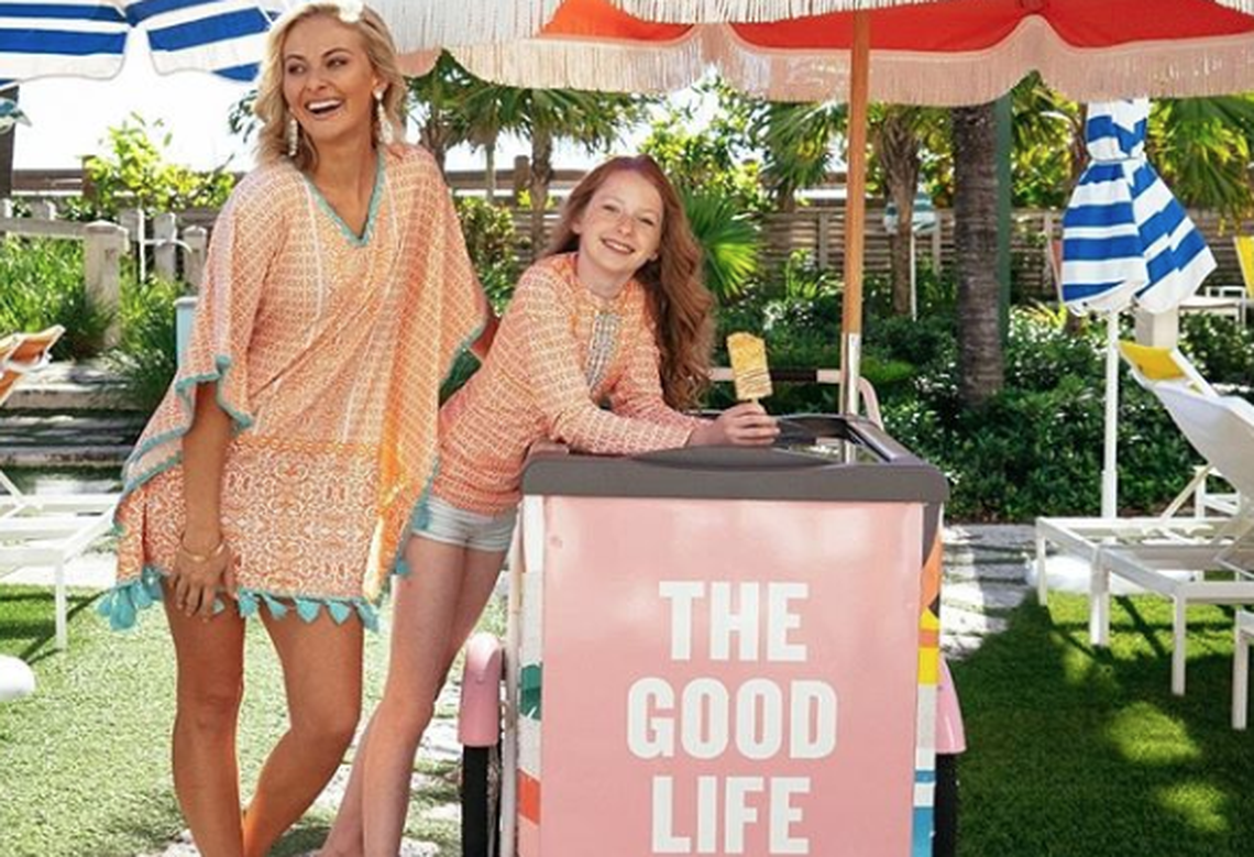 Comiendo una refrescante paleta en el hotel Confidante.