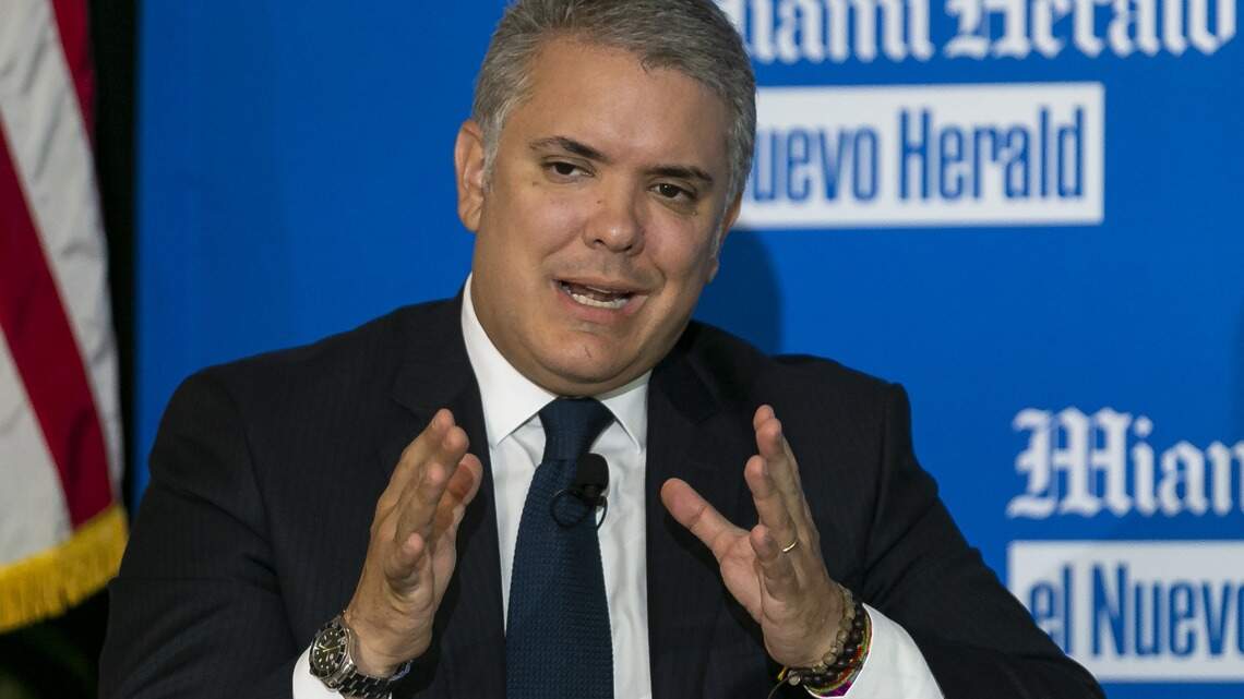 Iván Duque dice que cree ‘en la inocencia y honorabilidad’ de Álvaro Uribe tras arresto