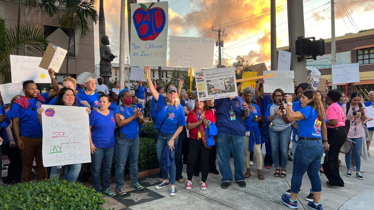 Miembros del Sindicato de Maestros de Broward (BTU) se manifiestan frente a Kathleen C. Wright Administration Center, en Fort Lauderdale, durante la reunión de la Junta Escolar el miércoles 8 de noviembre de 2023..