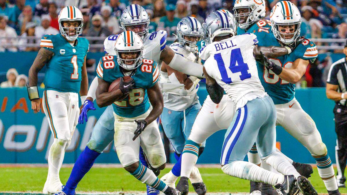 Miami Dolphins running back De’Von Achane (28) runs the football during second quarter of an NFL football game against the Dallas Cowboys at Hard Rock Stadium on Sunday, Dec. 24, 2023 in Miami Gardens, Fl.