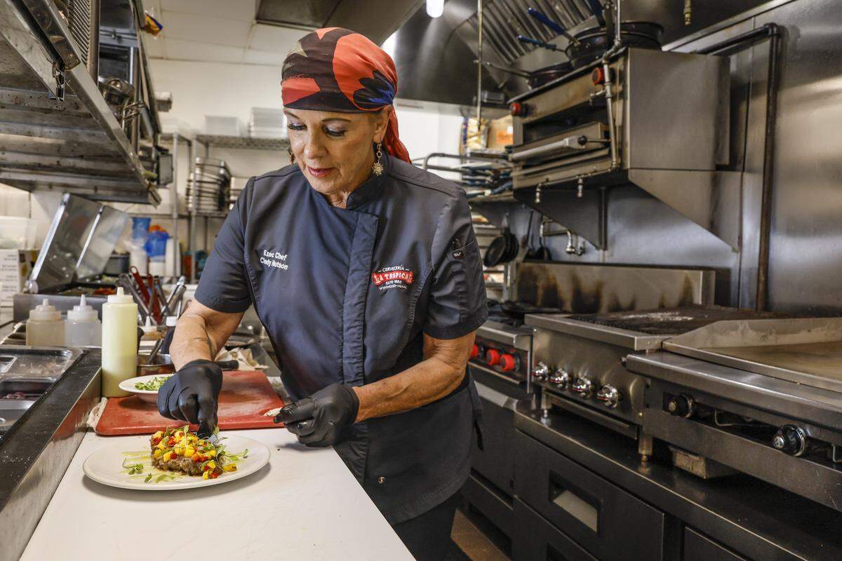 La chef Cindy Hutson prepara un tataki de atún acompañado de una salsa de mango y pimientos dulces y una crema de wasabi; uno de los nuevos platos del menú de Cervecería La Tropical en Wynwood.