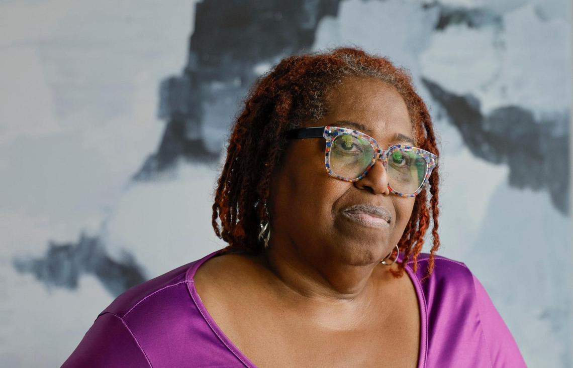 Kim Miller, de 68 años, anteriormente sin hogar, habla sobre la política federal sobre personas sin hogar desde el vestíbulo de su edificio de apartamentos en Miami, Florida, el jueves 26 de junio de 2025.