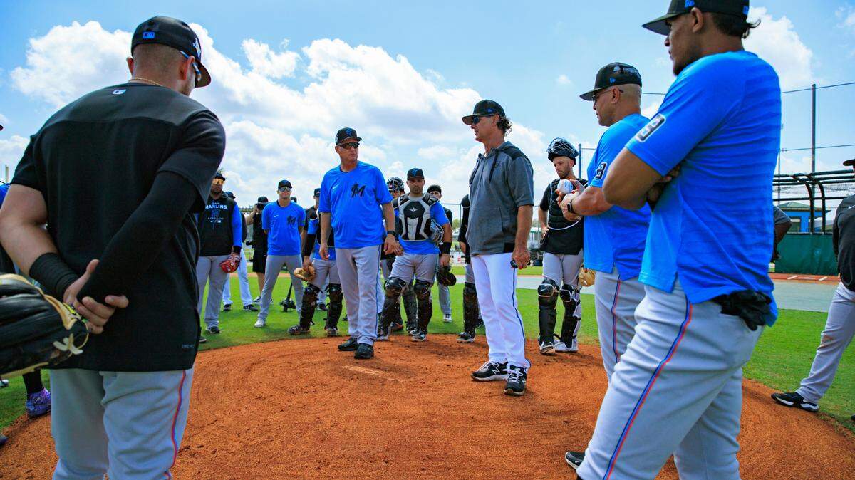 Miami Marlins manager Don Mattingly talks with his players during their spring training workout at Roger Dean Stadium on Thursday, March 17, 2022 in Jupiter, FL.